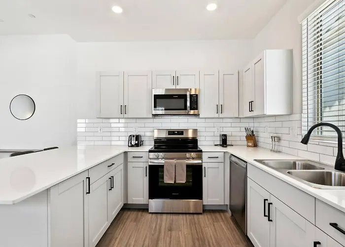 Apartment Sunny Contemporary In With Pool,bbq