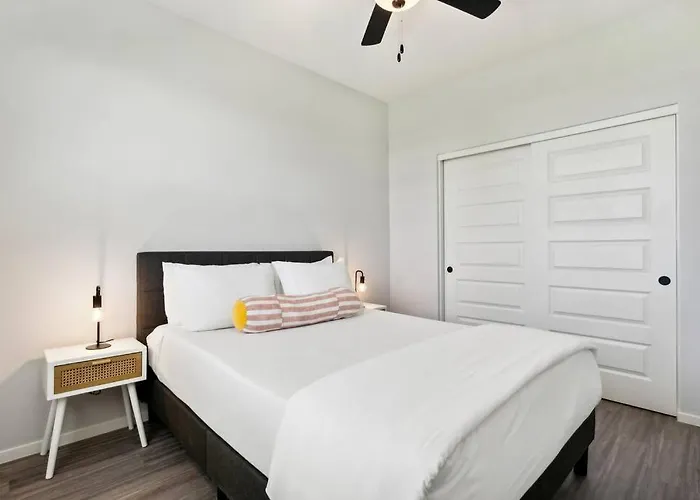 Apartment Sunny Contemporary In With Pool,bbq *