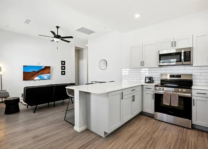 Sunny Contemporary In With Pool,bbq