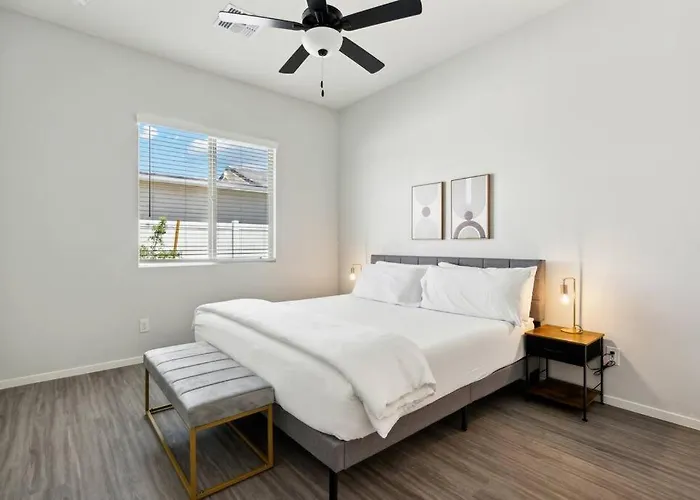 Apartment Sunny Contemporary In With Pool,bbq