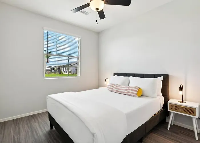 Apartment Sunny Contemporary In With Pool,bbq *