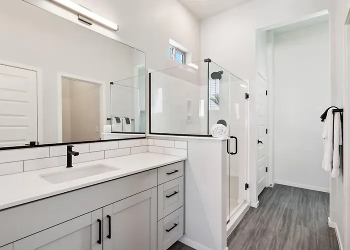 Sunny Contemporary In With Pool,bbq Apartment *